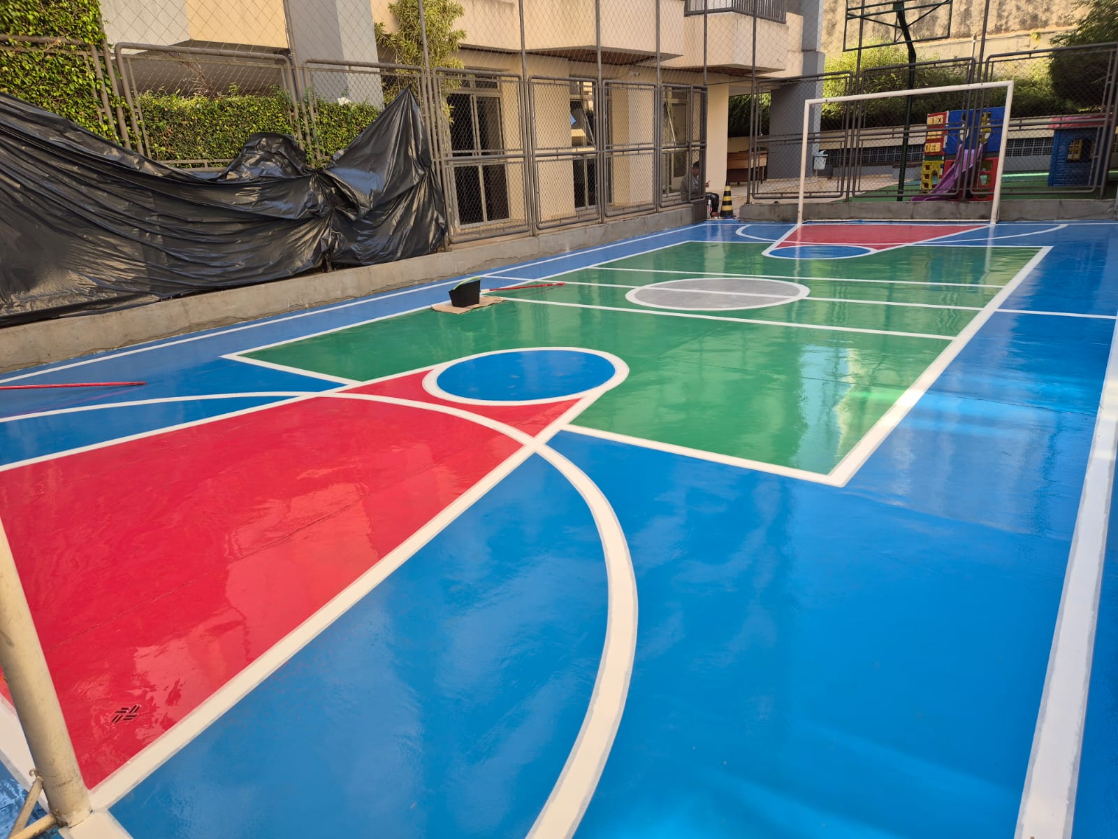Quadra esportiva colorida com revestimento TecFloor